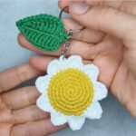 Stylish & Easy Crochet a Daisy Flower Keychain Pattern