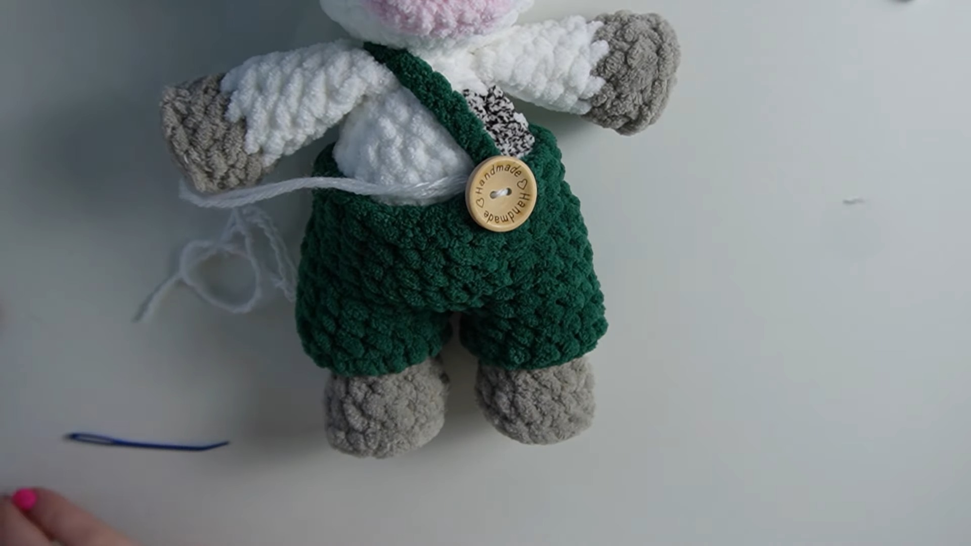 Crochet a Low-Sew Cow in Overalls with Simple Techniques