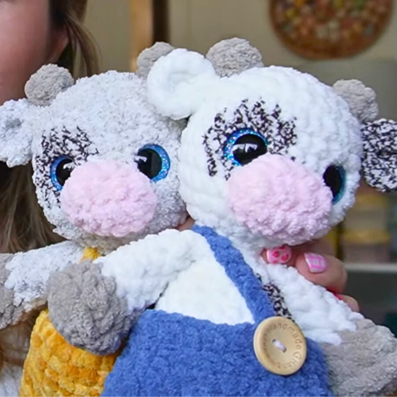 Crochet a Low-Sew Cow in Overalls with Simple Techniques