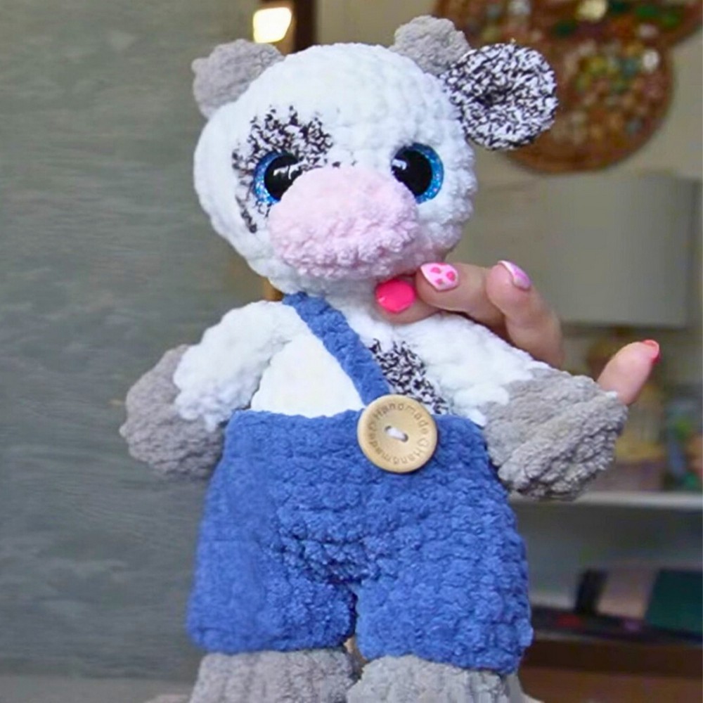 Crochet a Low-Sew Cow in Overalls with Simple Techniques
