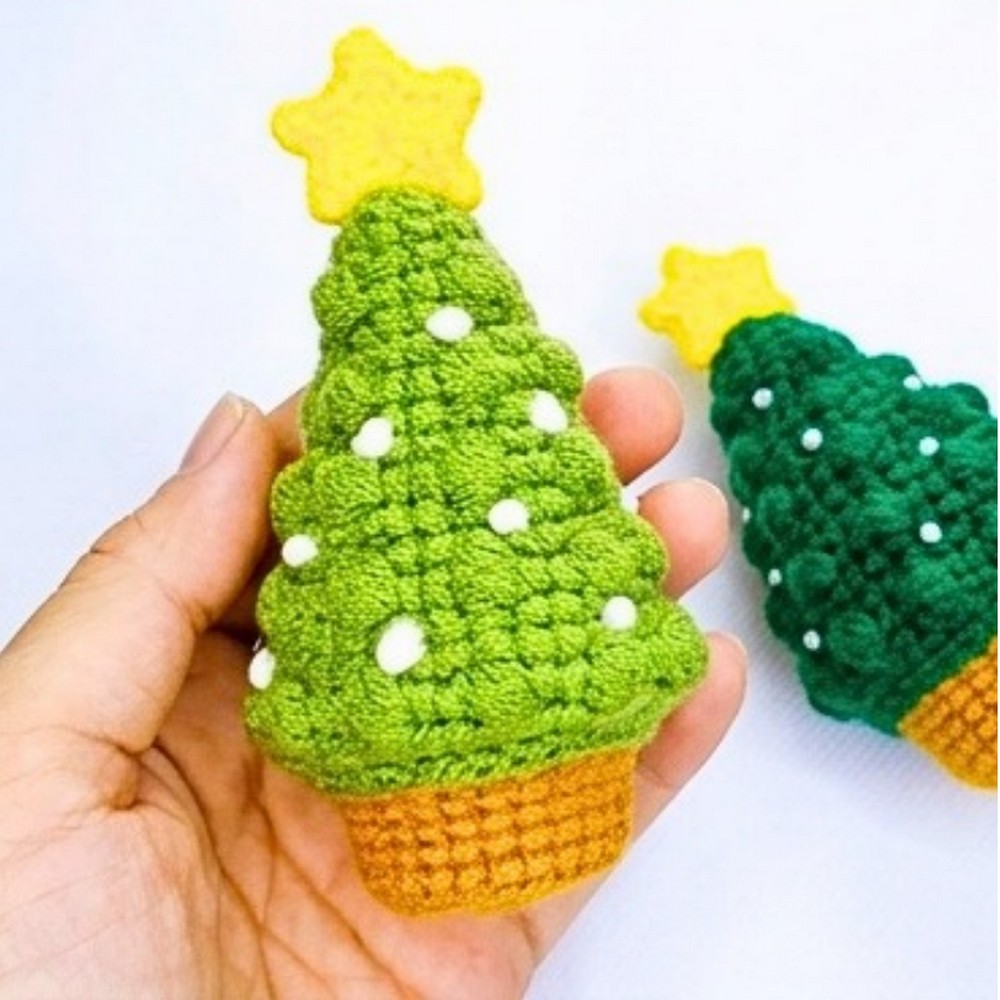 How to Crochet a Mini Christmas Tree Amigurumi