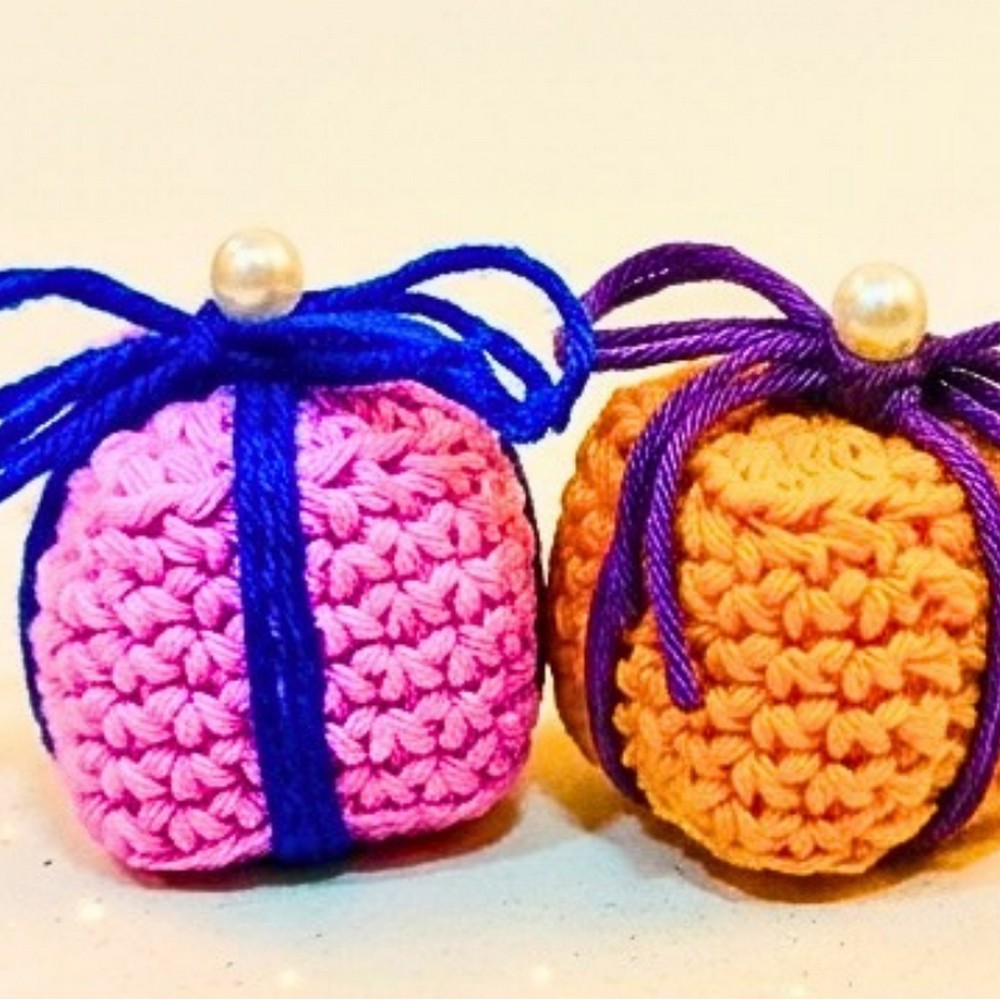Mini Crochet Gift Box Ornament wih Yarn Ribbon